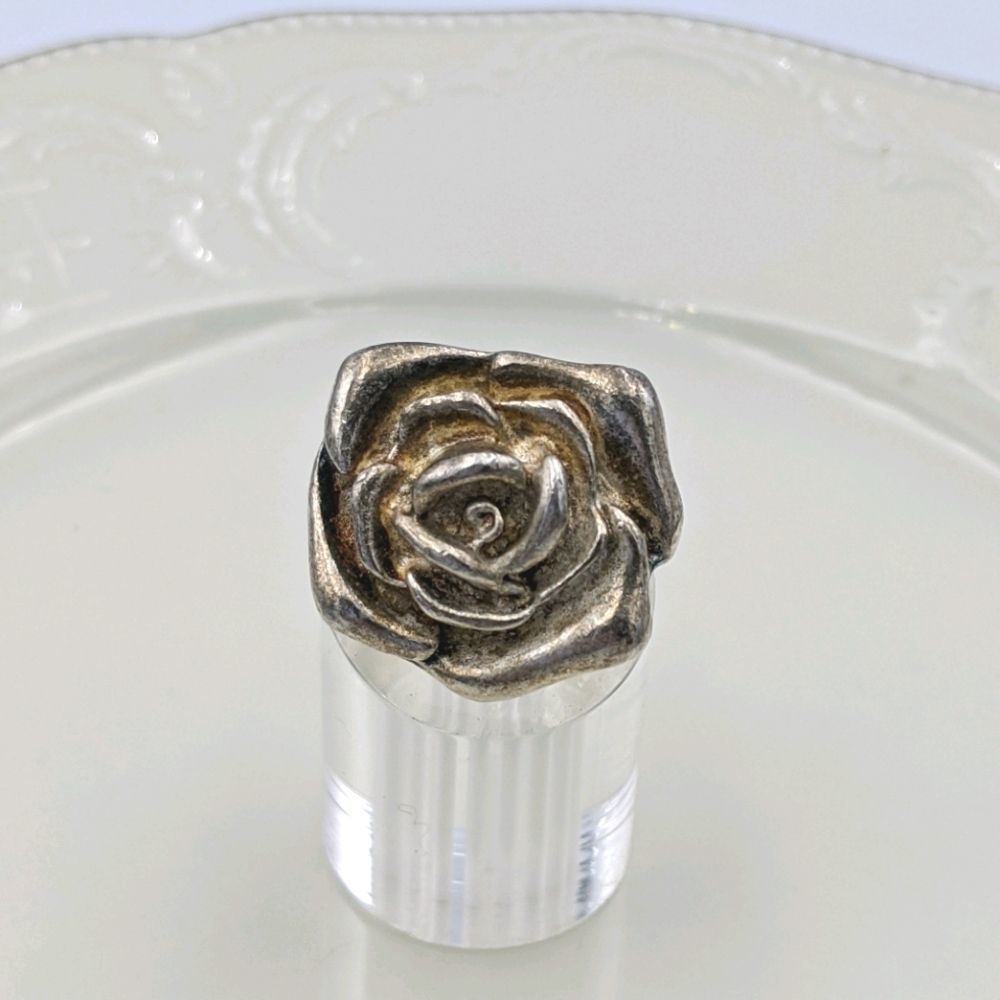 ✨3 for 25✨ Heavy Silver Tone Rose Ring Sz 7